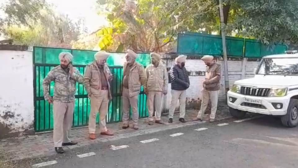 पठानमाजरा की सरकारी कोठी के बाहर खड़ी पुलिस