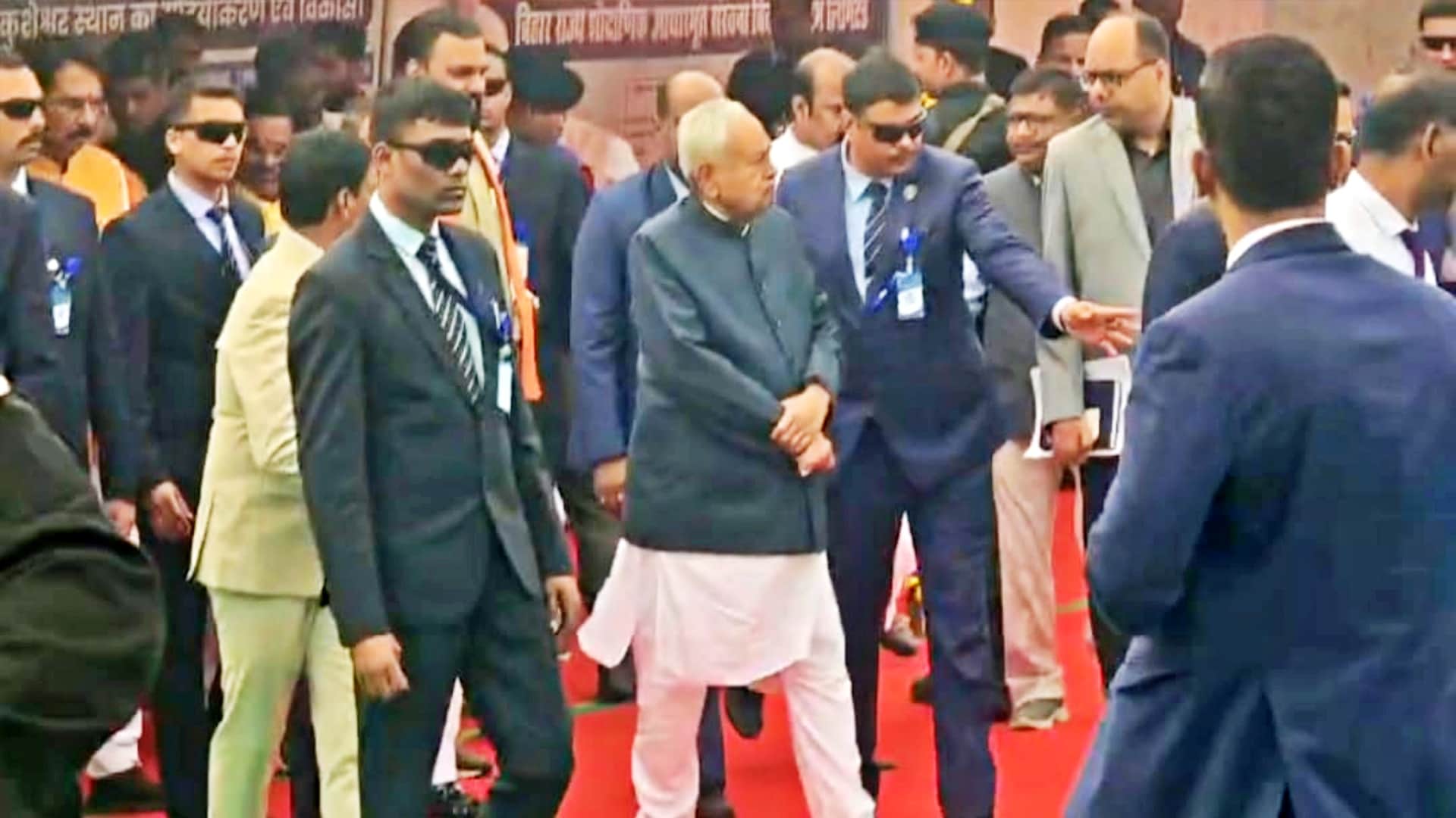 समृद्धि यात्रा के दौरान सीएम नीतीश कुमार तथा अन्य्