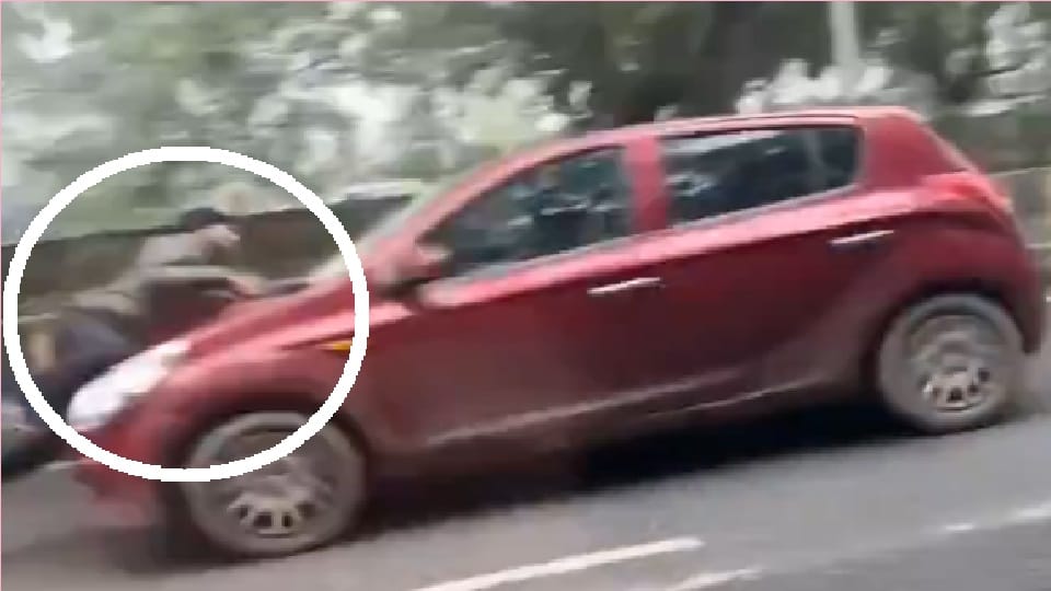 Car ran for 500 meters in Greater Noida throwing a policeman on bonnet