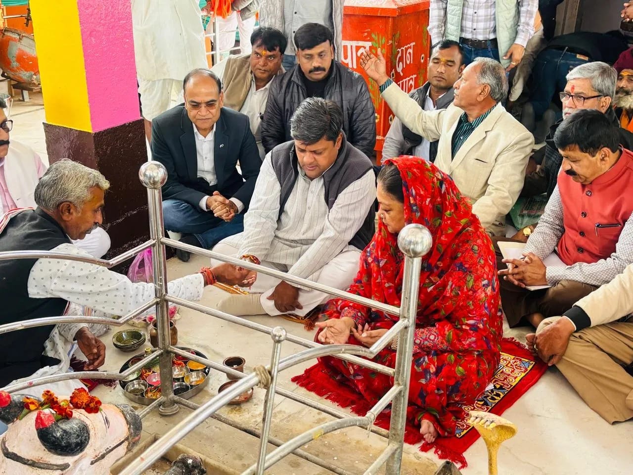 सांसद दुष्यंत सिंह की द्वितीय चरण की पदयात्रा के दौरान पूजा करती हुईं पूर्व सीएम वसुंधरा राजे।