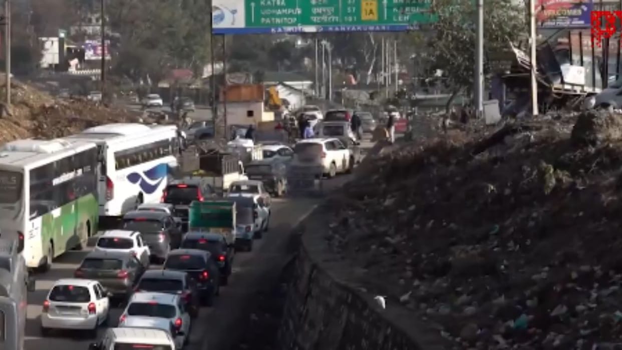 Hundreds of tourists stranded as Srinagar-Jammu National Highway remains closed for second day Srinagar
