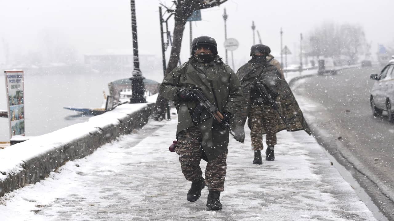 Snowfall again in entire Kashmir including Srinagar