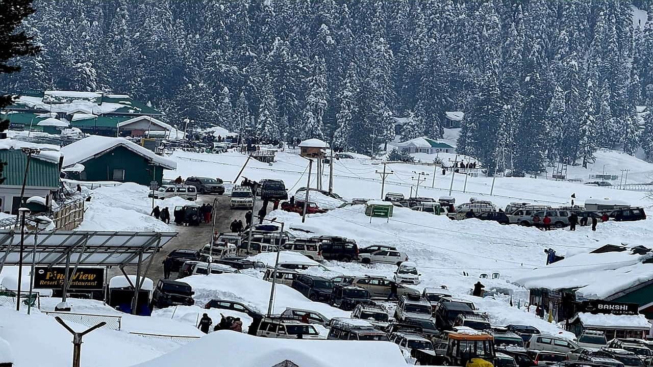 Snowfall again in entire Kashmir including Srinagar