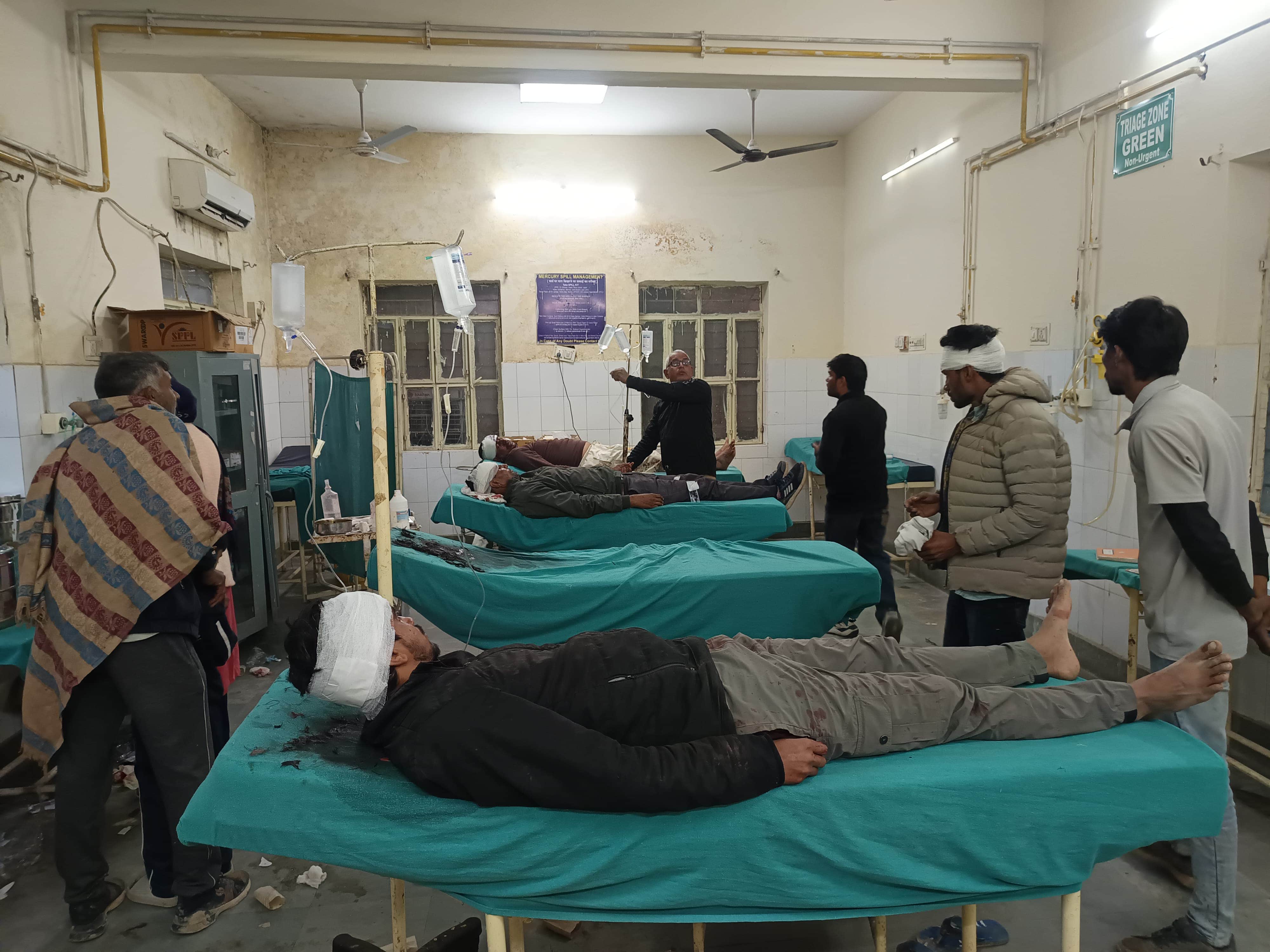 दो पक्षों के बीच लाठी-डंडों से हुई मारपीट में महिला-पुरुषों सहित 13 लोग गंभीर रूप से घायल हो गए।