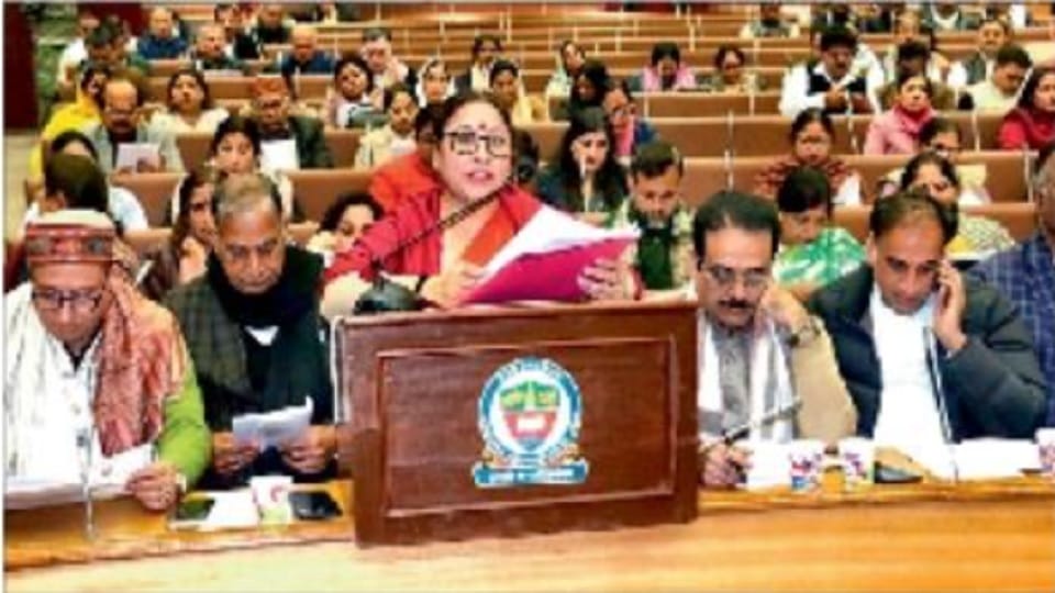 बजट पेश करतीं सत्या शर्मा।