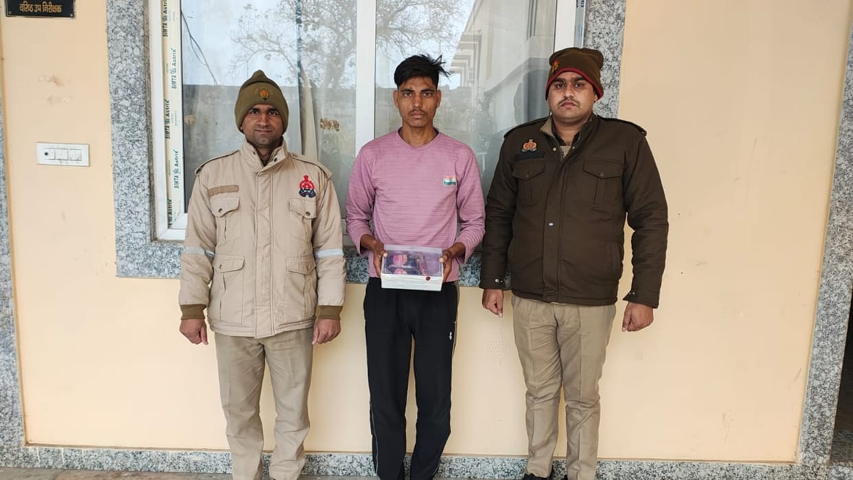 truck helper was arrested by the police for bringing opium worth 17 lakh rupees in Bareilly