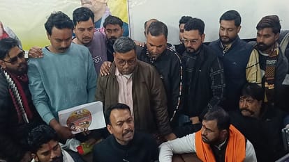 अलंकार अग्निहोत्री पहुंचे हाथरस