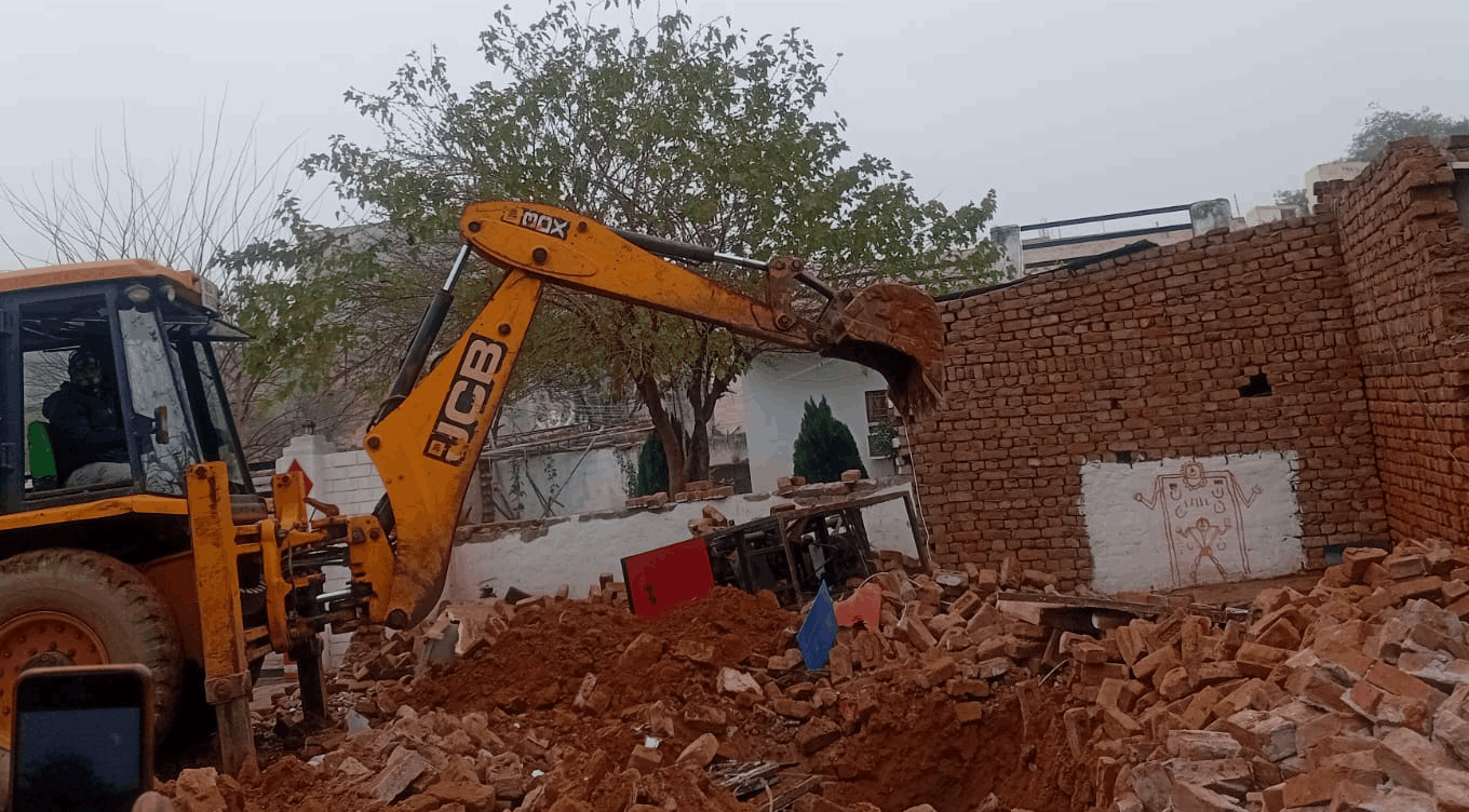 अवैध मकान को किया ध्वस्त