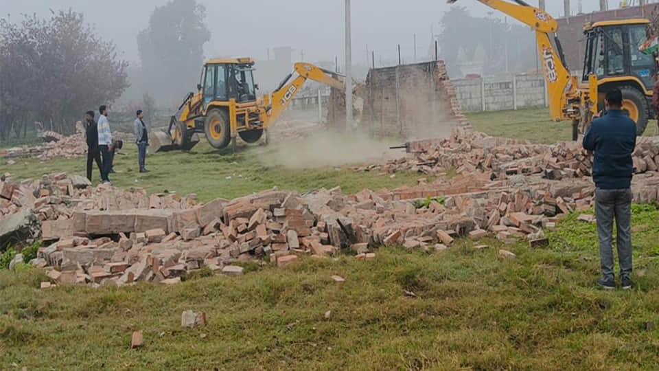 अवैध प्लाटिंग पर चला बुलडोजर