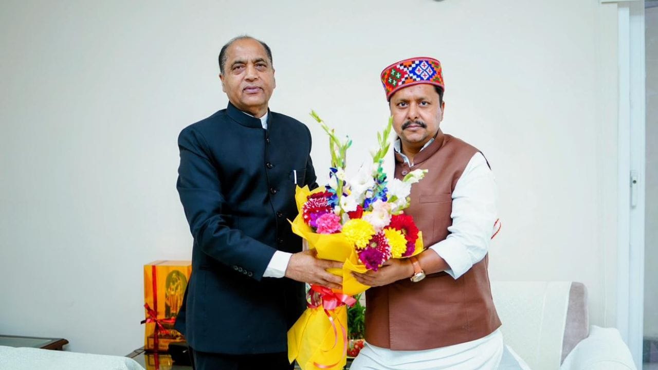 भाजपा के राष्ट्रीय अध्यक्ष नितिन नबीन को पुष्प गुच्छ भेंट करते हुए नेता प्रतिपक्ष जयराम ठाकुर।