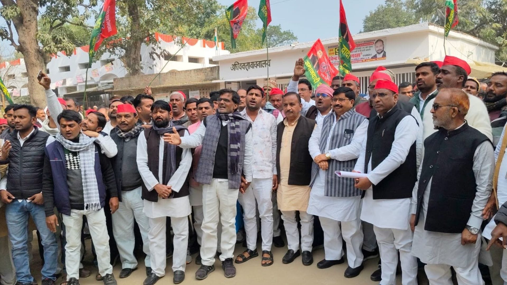 बलिया में प्रदर्शन करते सपा नेता।