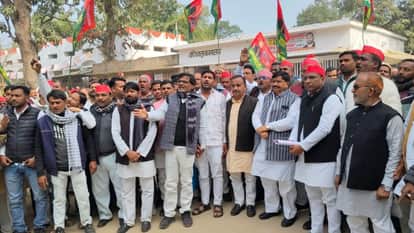 Allegations of removing names of specific community from voter list Samajwadi Party members raised slogans