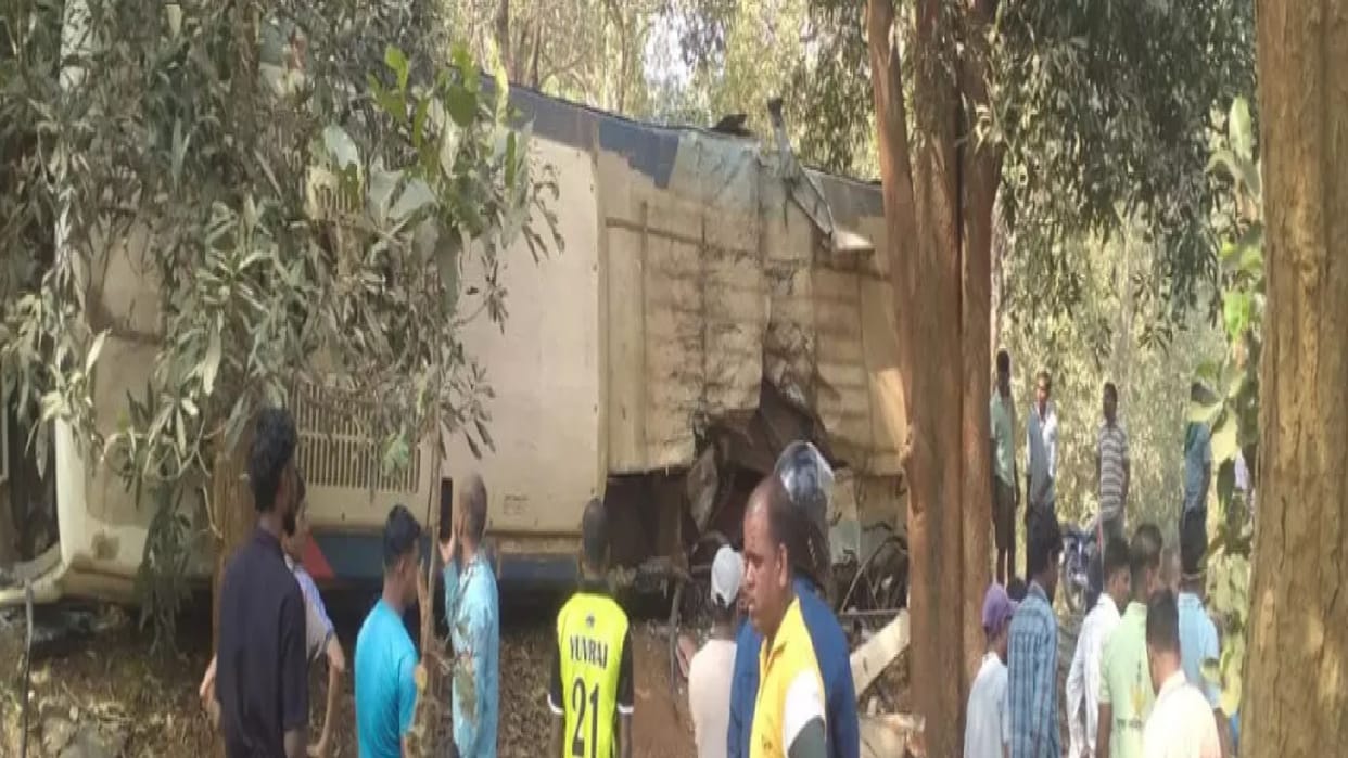 Kanker Accident News: 32 passengers injured and 8 seriously at road accident
