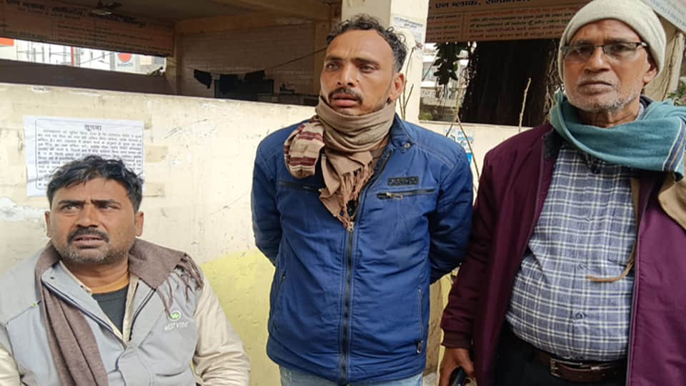 छात्रा मुस्कान की घटना की जानकारी देते परिजन