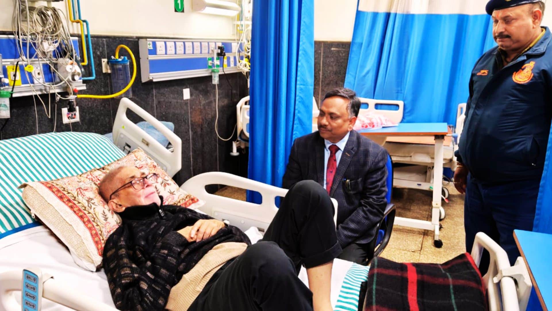 डॉ. टीके लहरी से मिलने पहुंचे आईएमएस बीएचयू के निदेशक।