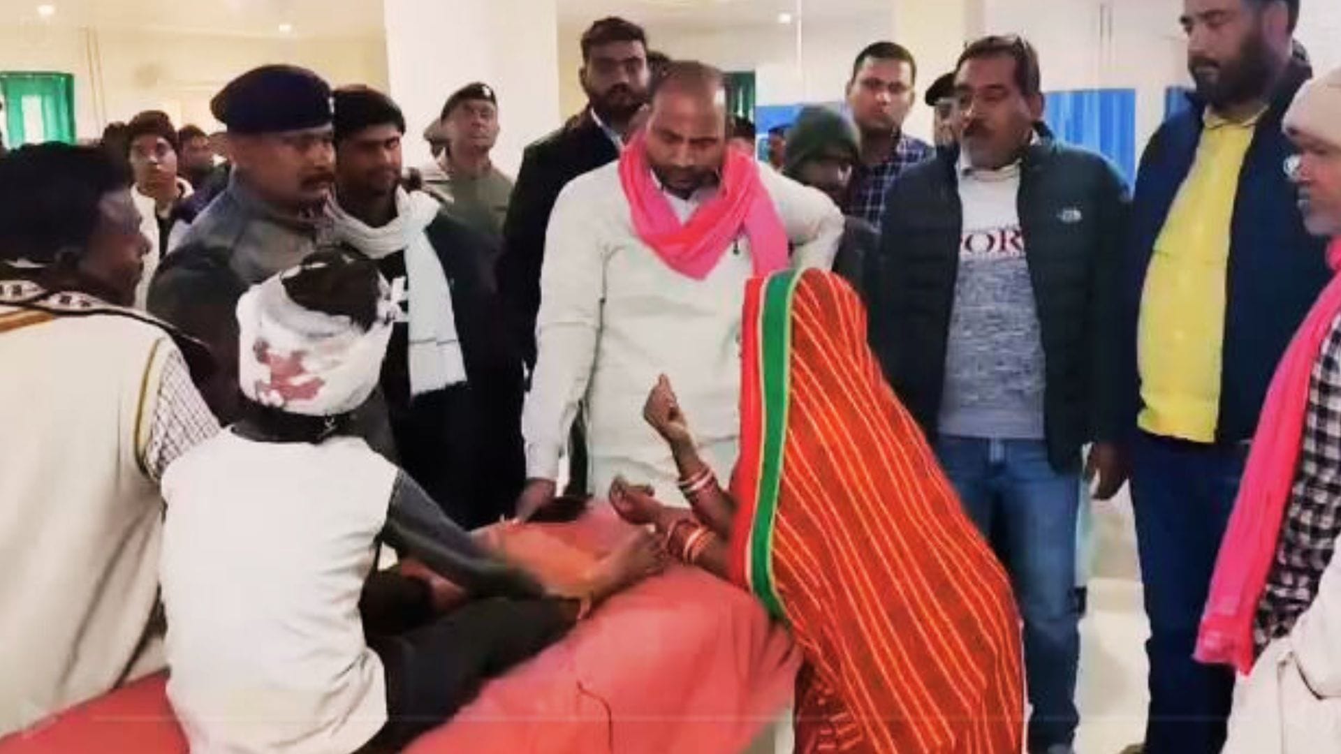 घायल बच्चे से बातचीत करते सपाजन।