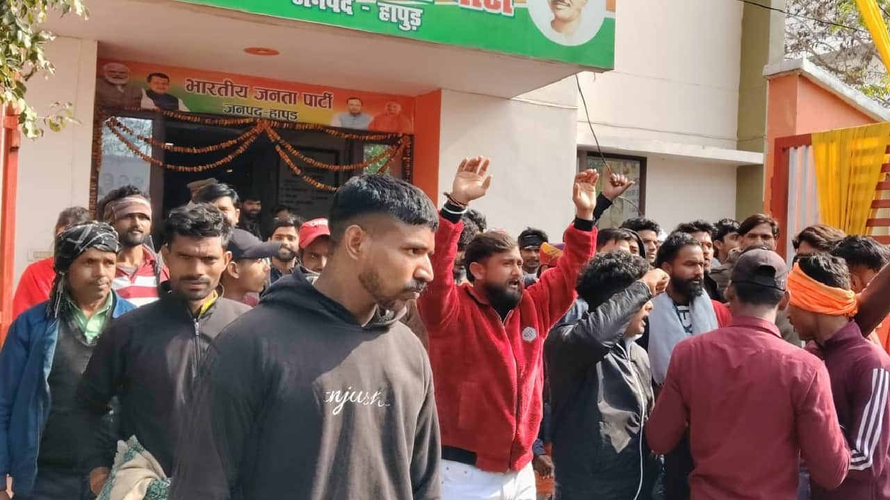 हापुड़ में भाजपा दफ्तर में नारेबाजी करते सवर्ण समाज के लोग