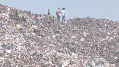 इसी डंप यार्ड से बरामद हुआ शव