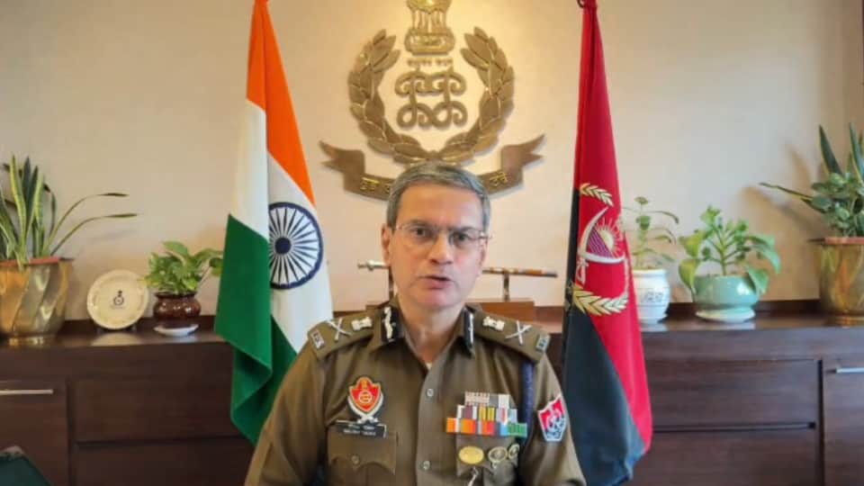 जानकारी देते डीजीपी गौरव यादव।