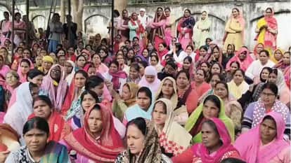 Anganwadi workers staged protest and chanted slogans at Sonbhadra Collectorate premises memorandum pm and cm