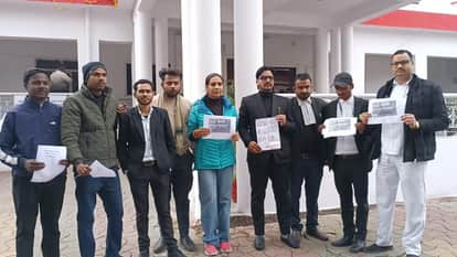 Jhansi: Students angry with the new UGC law protest at the Collectorate