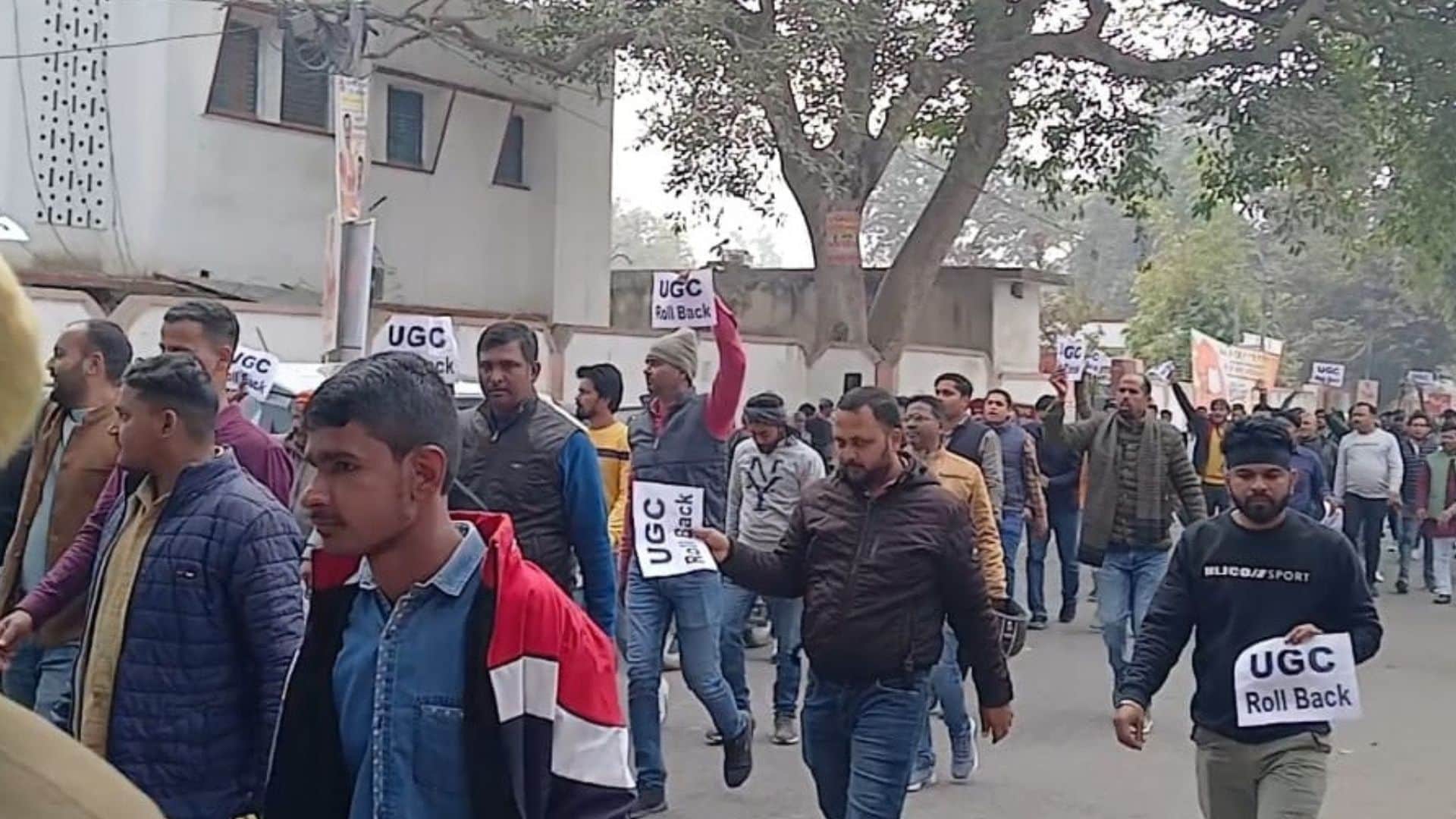 कलेक्ट्रेट परिसर में प्रदर्शन करते लोग।