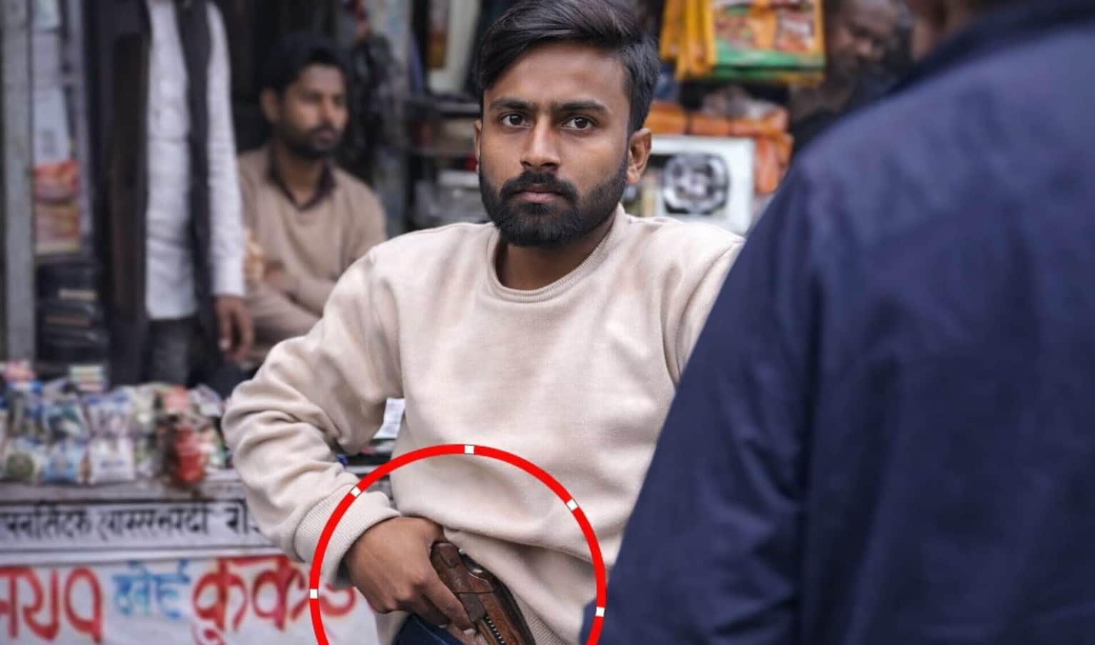 कमर में तमंचा खोंसता युवक