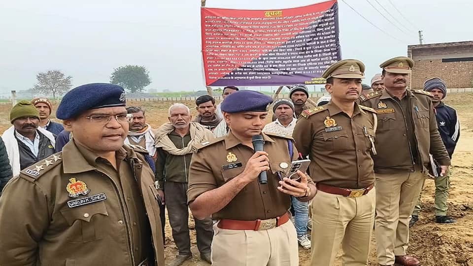 कुर्की के दौरान एसपी ग्रामीण अमृत जैन व अन्य पुलिस अधिकारी