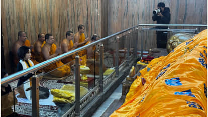 The Queen of Thailand offered a robe to the reclining Buddha statue in Kushinagar.