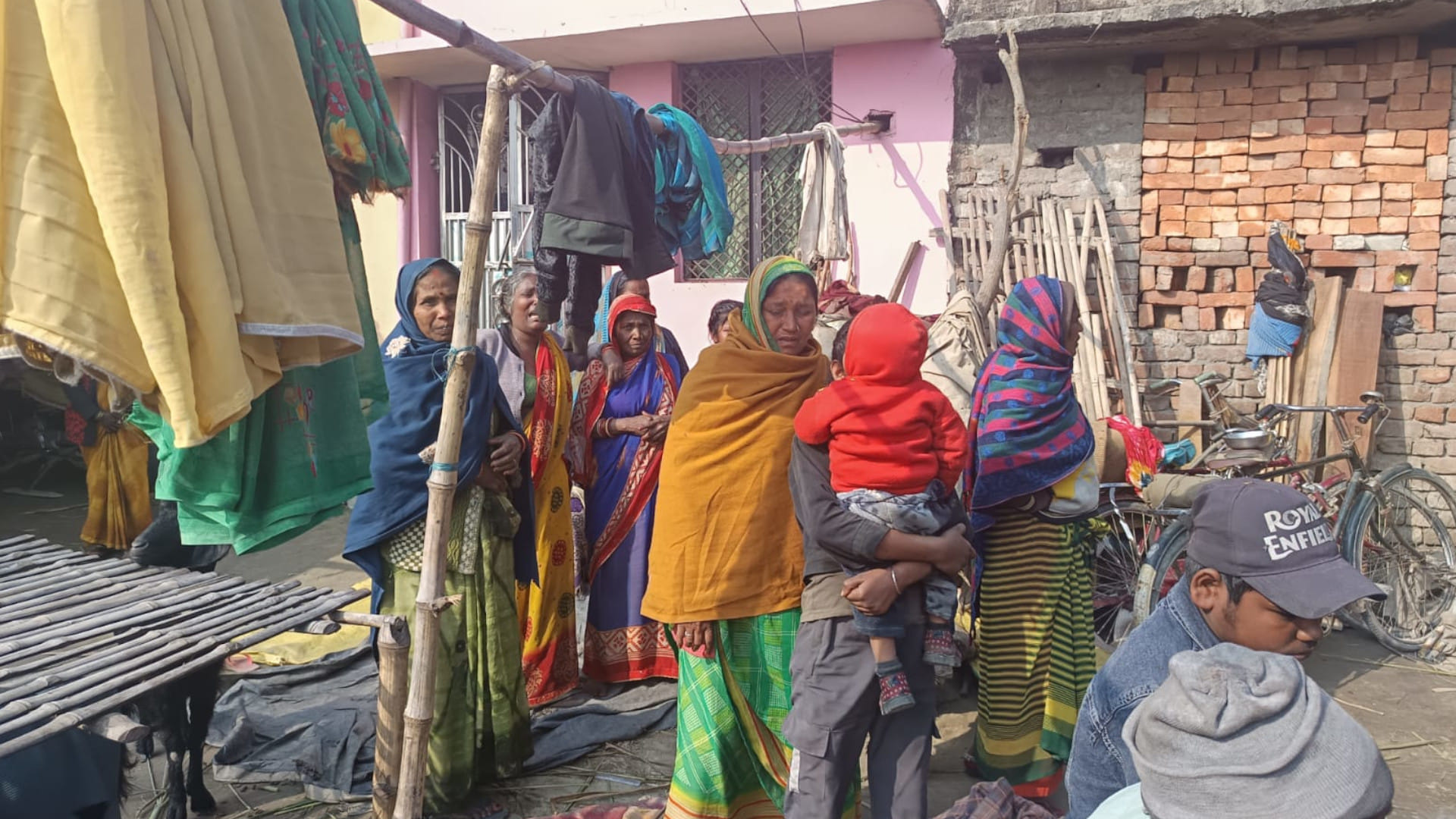 रोते-बिलखते परिजन