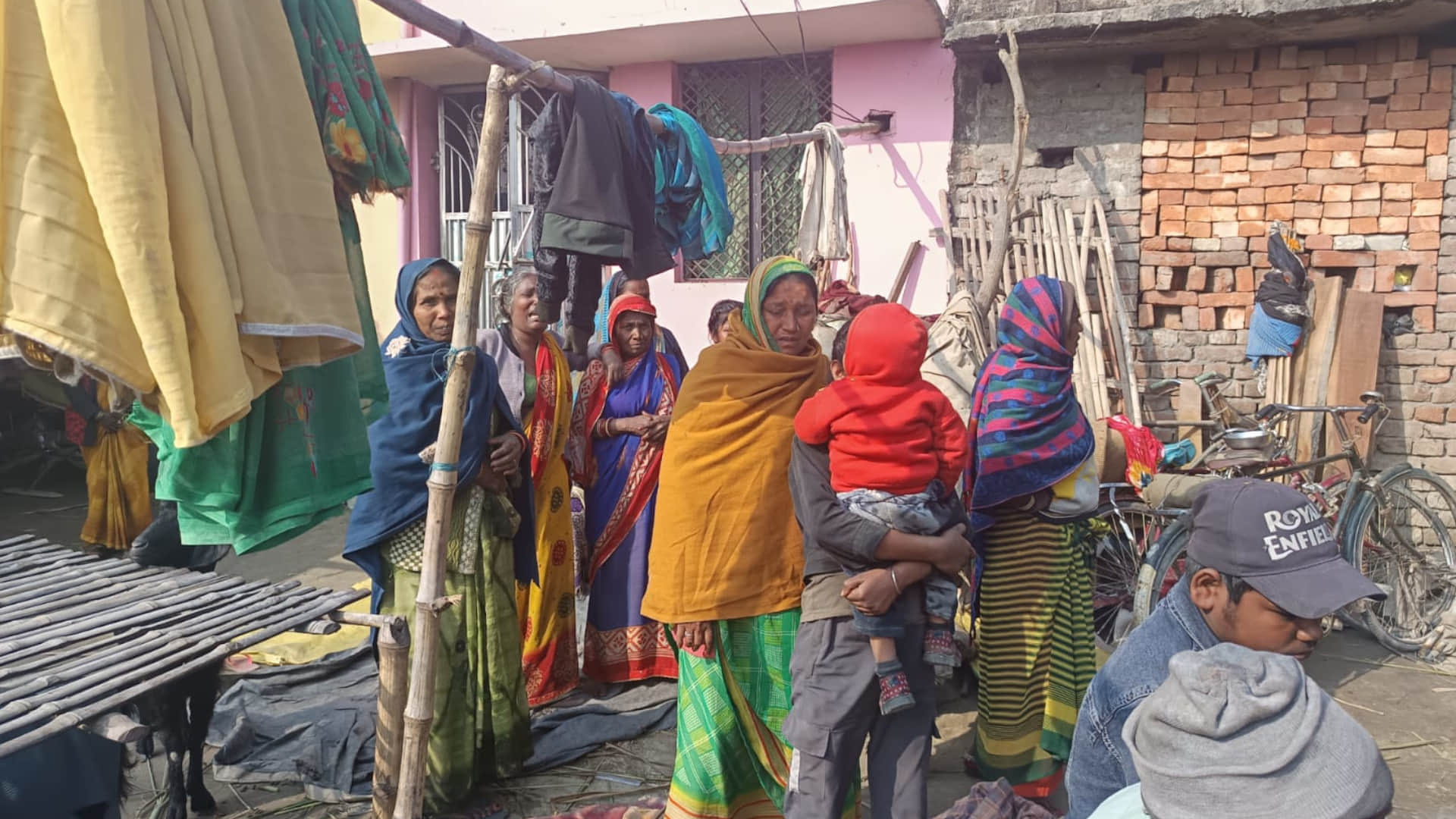 रोते-बिलखते परिजन