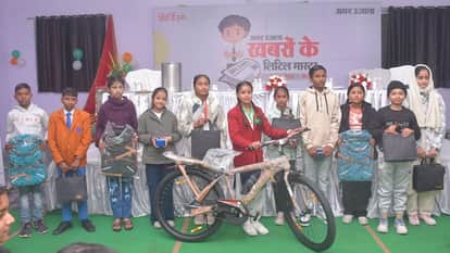 मुरादाबाद में खबरों के लिटिल मास्टर सम्मान समारोह में उपस्थित बच्चे और अतिथि