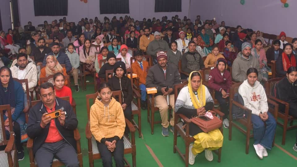The Little Master of news shines brighter than the stars after receiving the award