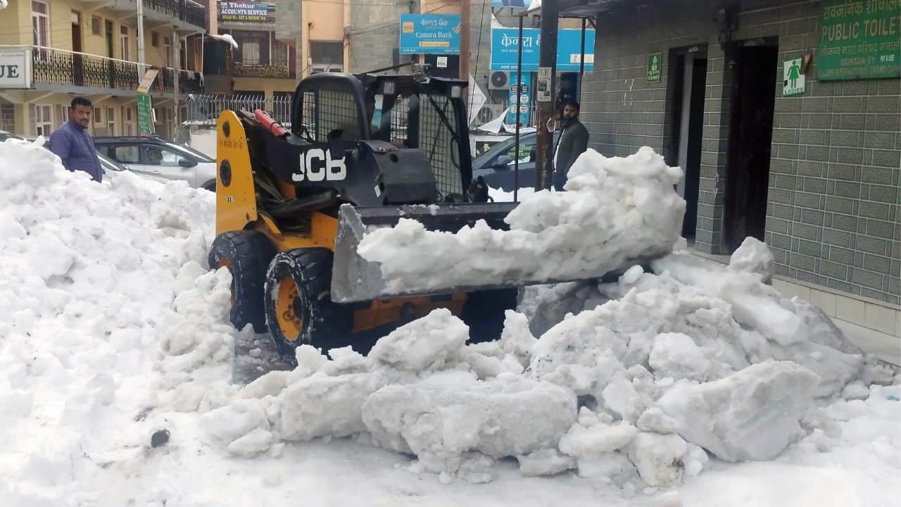 मनाली में बर्फ हटाने में जुटी मशीनरी।