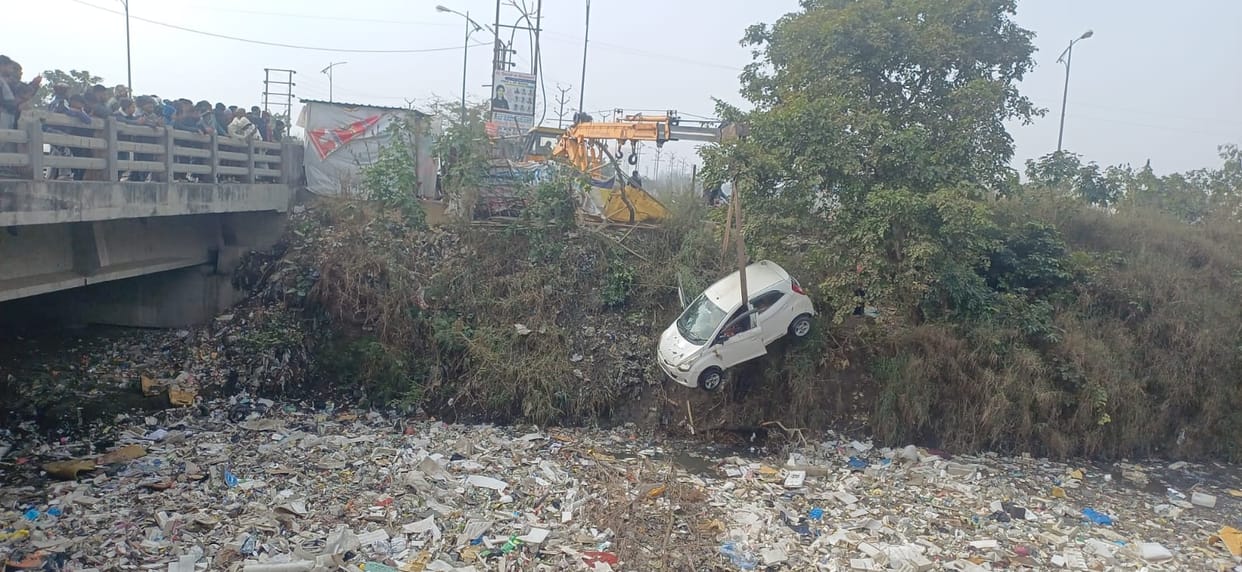 Accident: Car Falls Into Open Drain in Meerut, Three Youths Rescued Safely, प्रशासन Under Fire