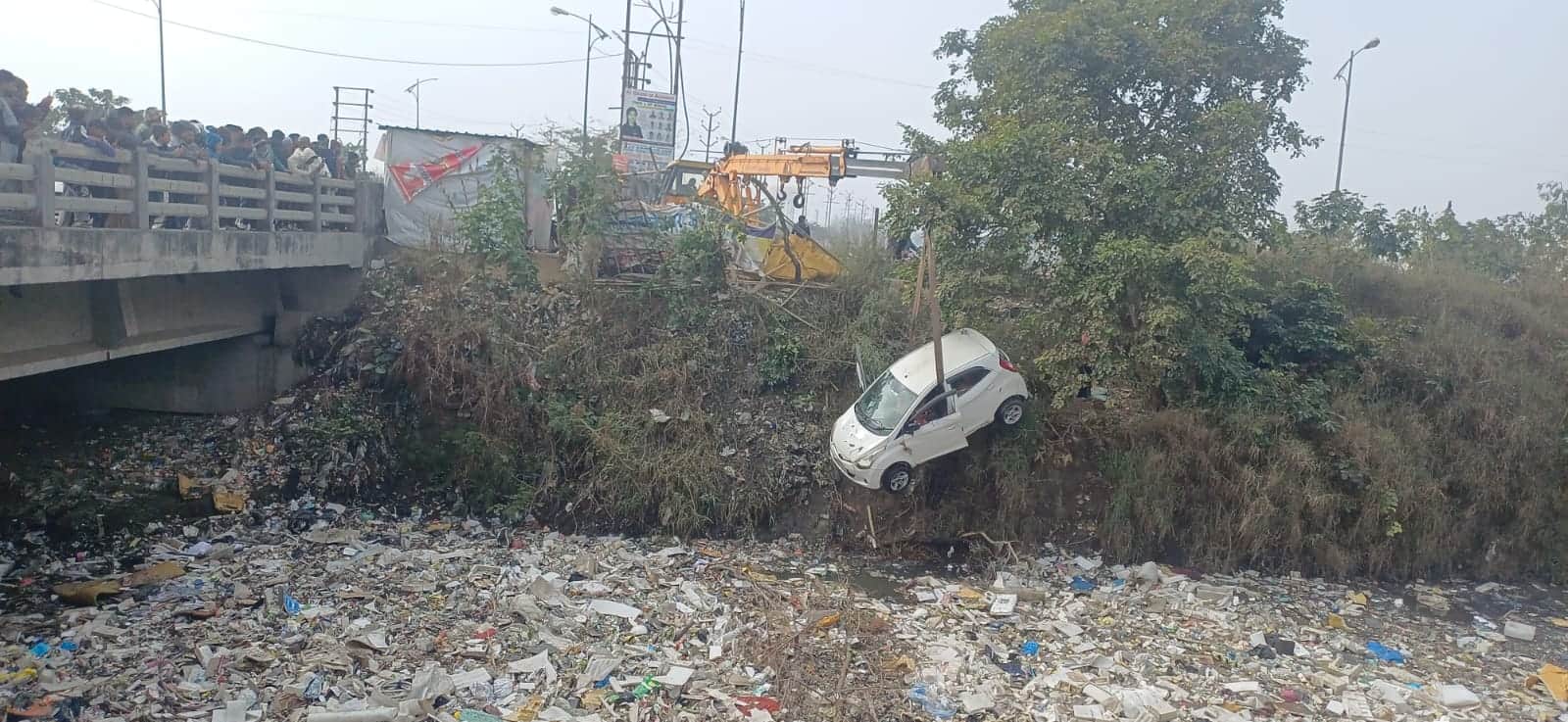 मेरठ में खुले नाले में गिरी कार