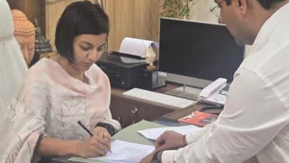 Jhansi: Municipal Commissioner gets furious after seeing garbage scattered on the road.