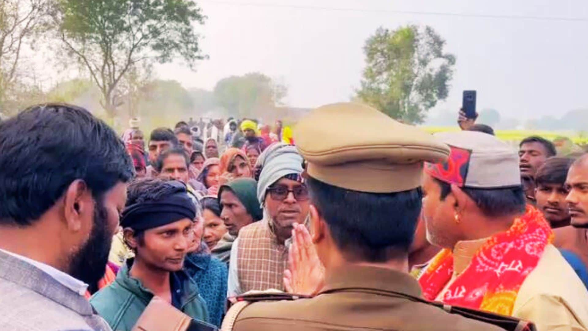 नाराज लोगों से बातचीत करती पुलिस।