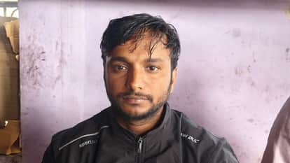 UP: Employee caught red-handed accepting bribe for electricity connection, action taken in Rampur