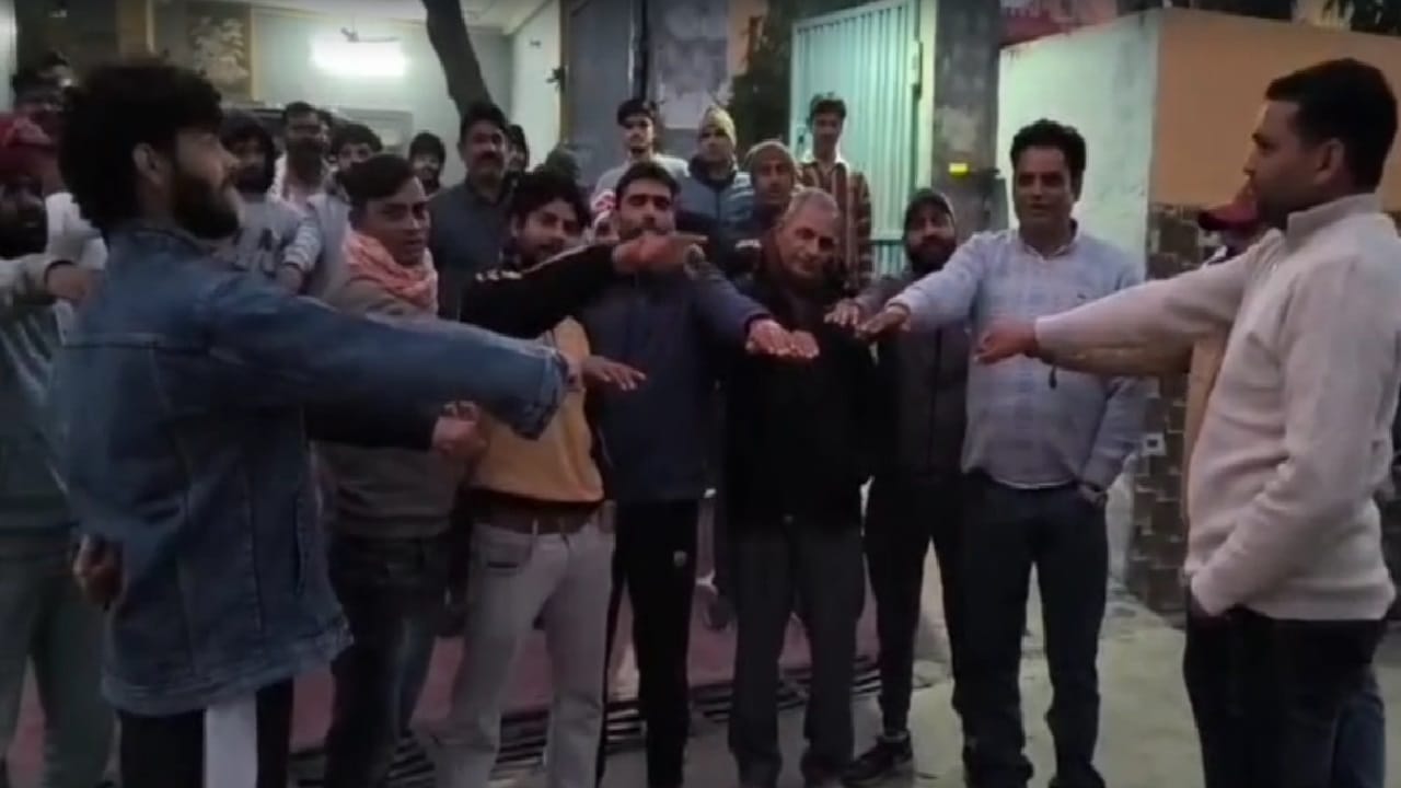 पंचायत में शपक्ष ग्रहण करते लोग