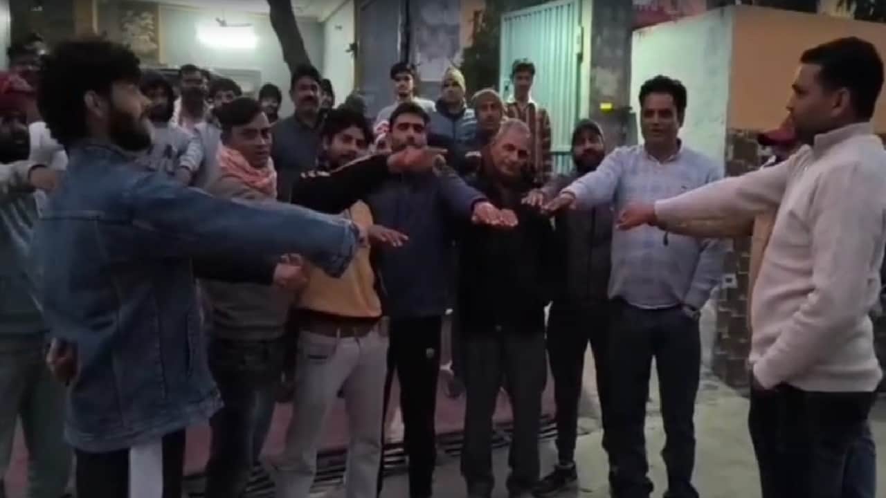 पंचायत में शपक्ष ग्रहण करते लोग