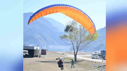Tehri News People are thrilled to see stunts performed by paragliders in the sky