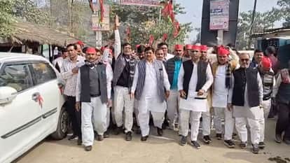 Samajwadi Party staged protest in Ballia against pressure on BLO and administrative negligence