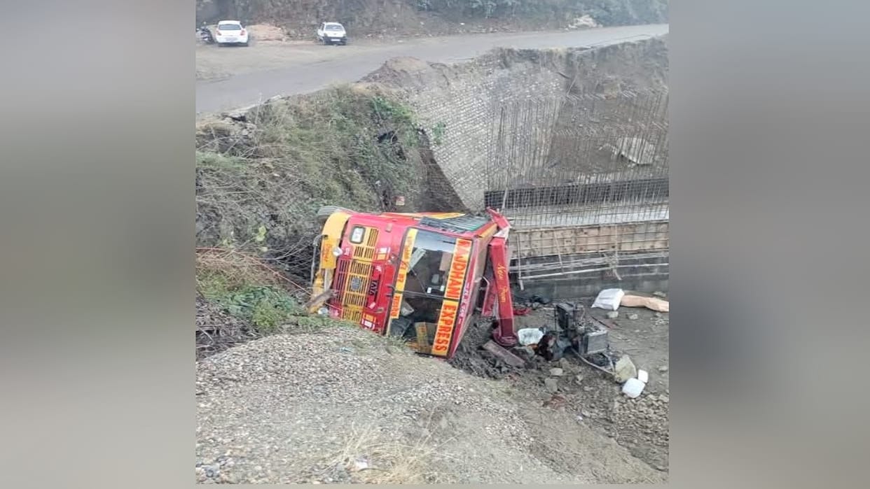 private bus fell into a ditch near Namhol bilaspur himachal, injuring four people