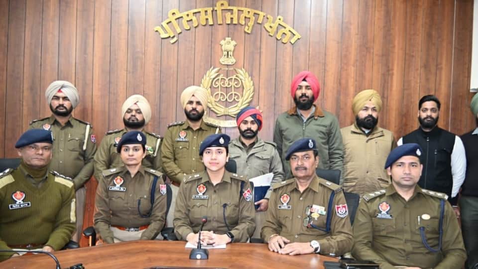 जानकारी देते पुलिसकर्मी