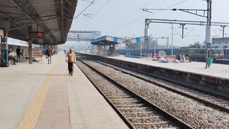 Rats hollowed out the railway track deep screening done after seeing the danger, 11 trains were affected