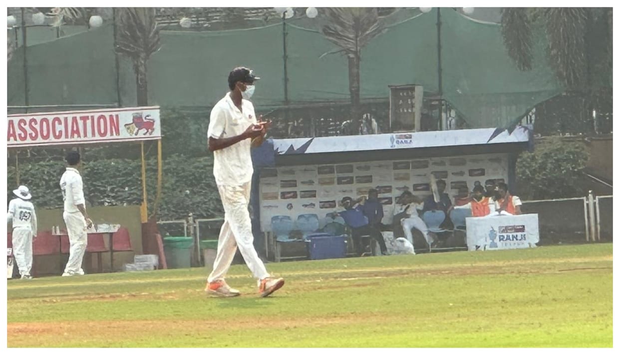 Mumbai's players were forced to wear face masks to protect themselves from pollution during Ranji Trophy match