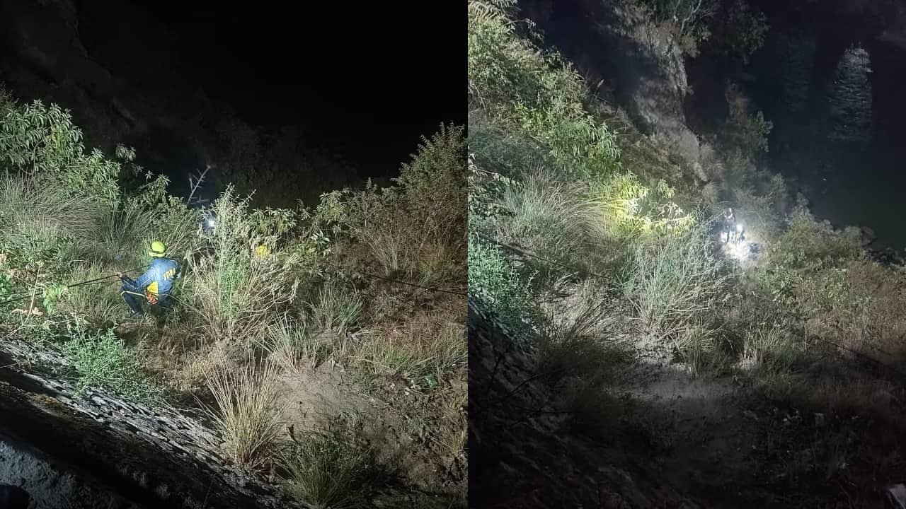 युवक को खाई से बाहर निकाला गया