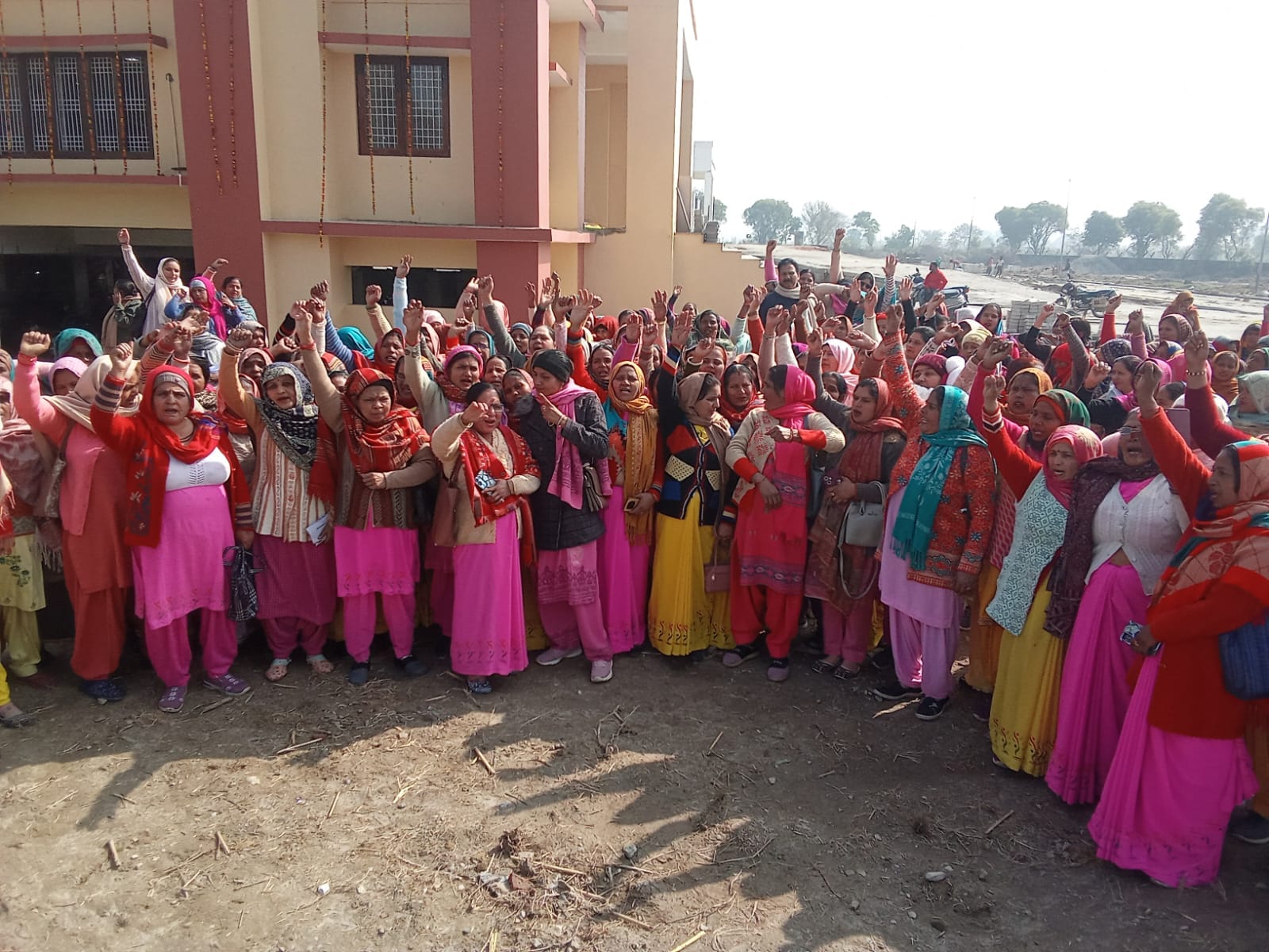 Shamli Up Up:शामली में आंगनबाड़ी कर्मियों का कलक्ट्रेट पर प्रदर्शन, सरकारी ...