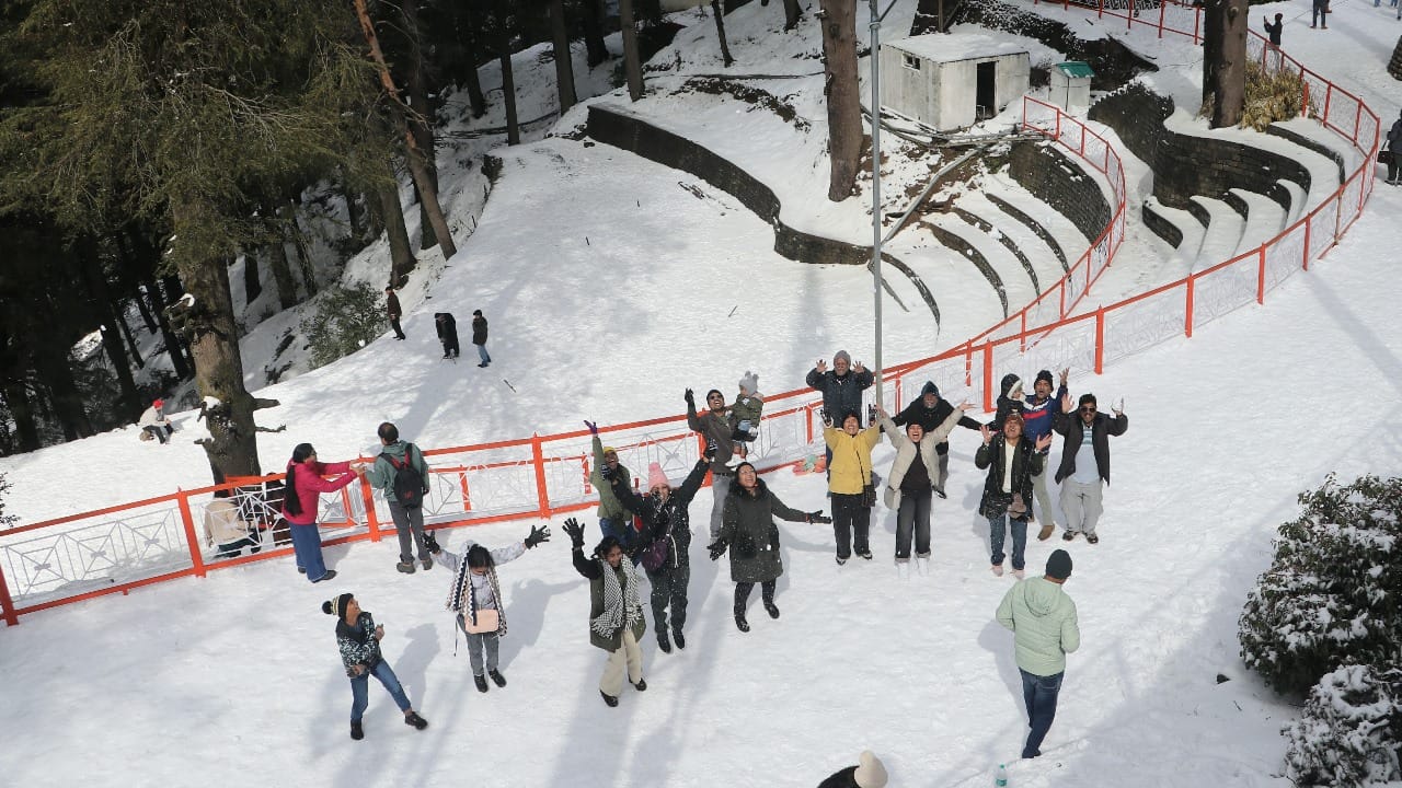 Snowfall boosts tourism business; tourists flock to Shimla and Kufri. See pictures.